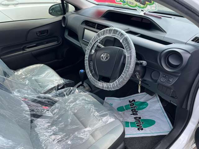 運転席はこちらです。プライベートな車内なのでリラックスできる空間を。