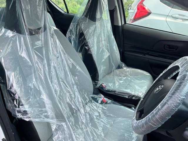 運転席はこちらです。プライベートな車内なのでリラックスできる空間を。