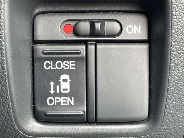 ◆片側電動スライドドア【ワンタッチで簡単に開閉できるスイッチを採用。スマートキーを携帯しているだけでワンタッチでドアの開け閉めが可能です。荷物を抱えている時など便利です。】
