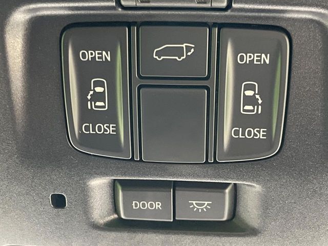 【両側パワースライドドア】スマートキーや運転席のスイッチで後席両側スライドドアの開閉が可能♪電動だから力を入れてドアを開ける必要が無く、小さなお子様でも簡単に開け閉めでき快適です♪