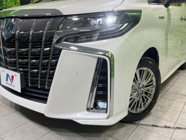 【LEDヘッドライト】悪天候や夜間走行時も良好な視界を確保し安心して運転できる高輝度LEDヘッドライトを装備！点灯速度が早く、消費電力も抑えられています。