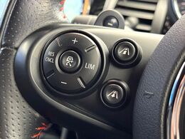 ●レーダークルーズコントロール：前の車との車間距離を一定にとりつつ、一定速度で自動走行してくれる次世代のクルーズコントロール！主に高速道路や自動車専用道路で使用する便利な機能です！