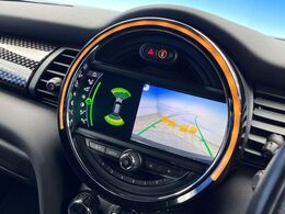 ●ガイドライン付きバックカメラ：不安な駐車もこれで安心！ガイドライン付きなので狭い箇所での駐車もラクラクです！