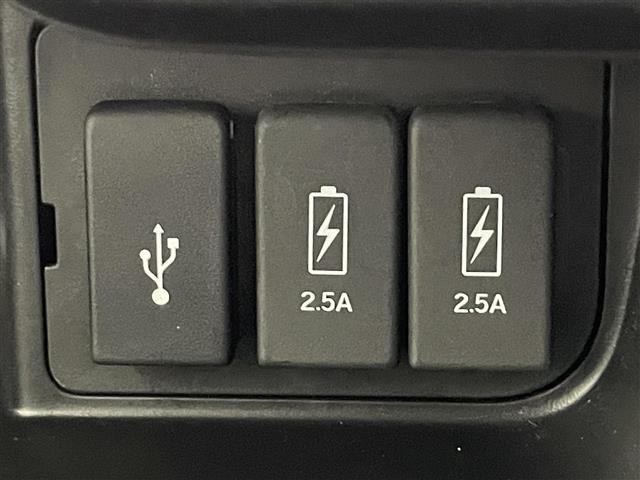 【USB端子】USB接続もついていますので携帯などの電子機器の充電にも使えて便利です♪