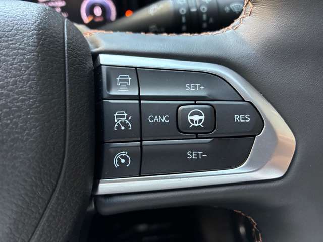 メーター内の液晶はハンドルスイッチで操作可能です。運転中でも直感的に操作ができ、快適なドライブに繋がります。