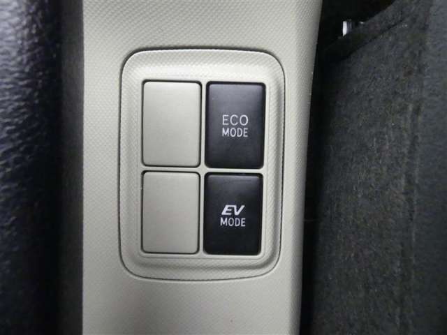 【ECOモードスイッチ・EVドライブモード】ECOモードとEVモードの切り替えができ、状況に応じた走りができます