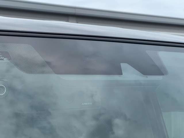 【ドライブレコーダー】映像・音声などの運転中の記録を残します。事故などを起こした起こされた時の証拠になりえますので、もしも時でも安心ですね。