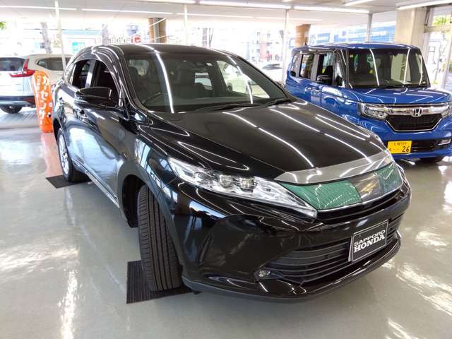 ■札幌ホンダ南郷店は室内ショールーム完備■悪天候や夜間のご来店の際も明るいショールーム内でゆっくりお車をご覧いただけます！事前にご連絡頂けますとスムーズにご案内できます