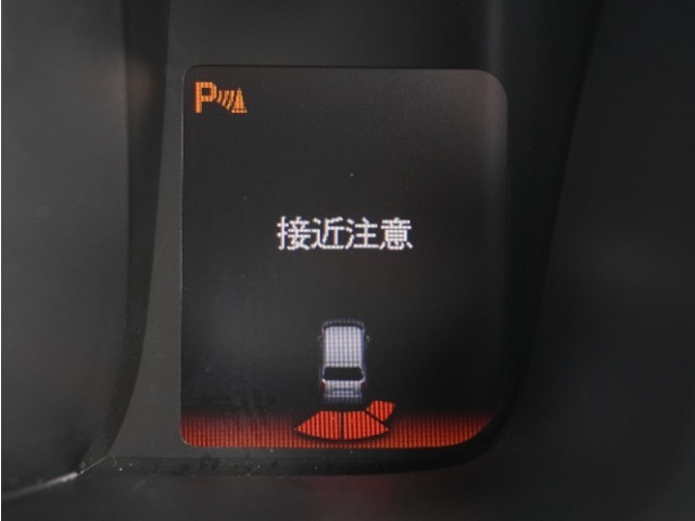 【クリアランスソナー】バンパーに付いたセンサーが障害物を検知。一定の距離に近づくとアラートで教えてくれます。狭い駐車スペースや車庫入れ時も安心です。