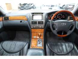 内装綺麗です！弊社にて新品ステアリングへ交換済み！オプションのシートヒーター・シートクーラーついてます！