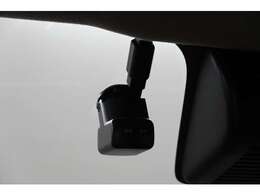 衝撃を検知すると自動録画も可能　ドライブレコーダー