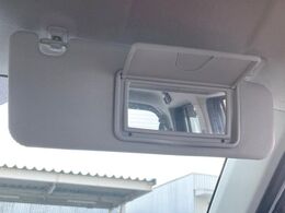 【バニティミラー】サンバイザー裏に設置されたミラーで身だしなみチェック！ちょっとしたメイク直しにも活躍します♪