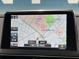 ●ナビゲーション:一体感のあるナビは、高級感ある車内を演出してくれます。オーディオ機能も充実しておりますので、運転もより楽しめ