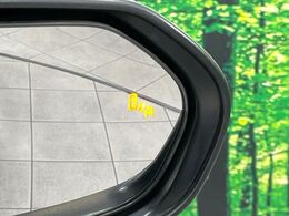 【ブラインドスポットモニター】走行中、ドアミラーの死角になりやすい箇所に後続車が接近するとサイドミラーのレンズに警告を表示！ドライバーに注意喚起をしてくれます。