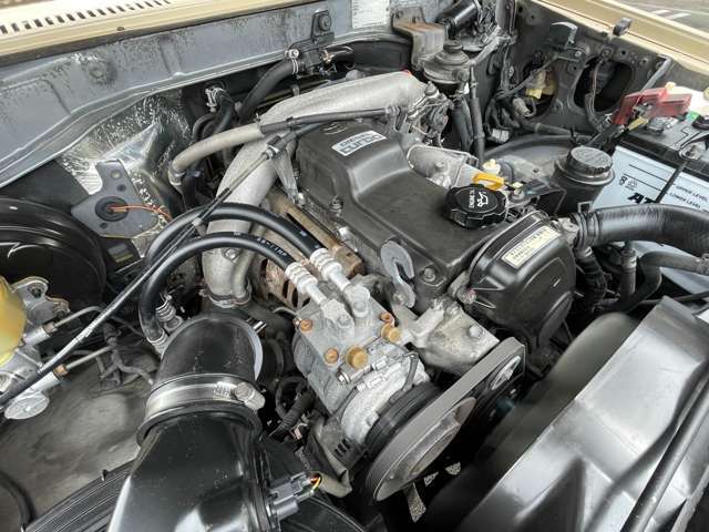【エンジンルーム】全車クリーニング済み☆樹脂やホース類も艶出し施工しております！オイル交換等のメンテンアスや車検等のアフターフォローは当店にお任せください！