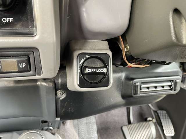 【運転席操作部】四駆好きには嬉しいリアデフロック付き♪