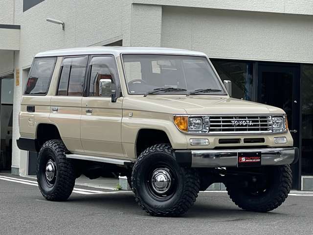 【右斜め前】屋根白×ベージュのボディーカラーがオシャレですね☆