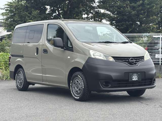 【右斜前】新品パーツを使用してカスタマイズしております。全塗装済の車両ですのでピカピカです！キャンプや釣りやサーフィンなど、アウトドアに似合うカスタムカー作りを行っています。