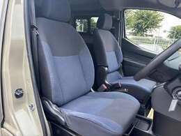 【運転席】内装クリーニングを徹底して行なっております。掃除機、スチーム、オゾン脱臭機など様々な機材を使用しています。オプションカスタムも多数ご用意しております。