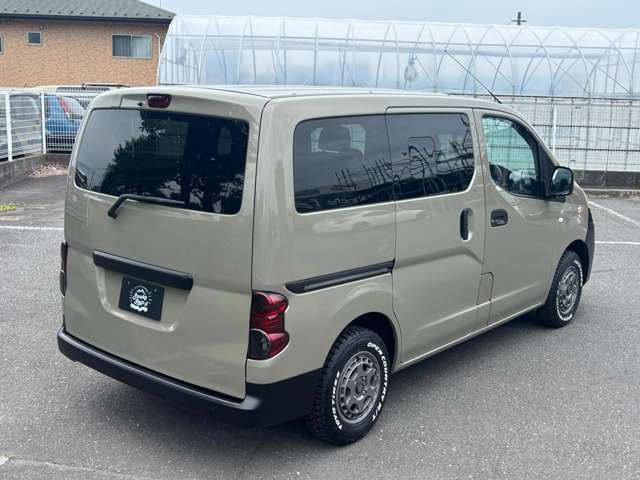 【右斜後】ダウンサスやリフトアップサスも新品を使用してます！キャンプや釣りやサーフィンなど、アウトドアに似合うカスタムカー作りを行っています。