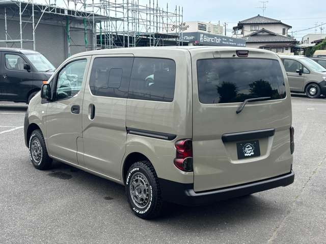 【左斜後】エアロ装着車は新品を使用しております。選べるホイールプランではたくさんのホイールの中からお好きなものをお選びいただけます。