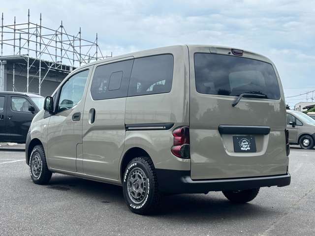 【左斜後】エアロ装着車は新品を使用しております。選べるホイールプランではたくさんのホイールの中からお好きなものをお選びいただけます。