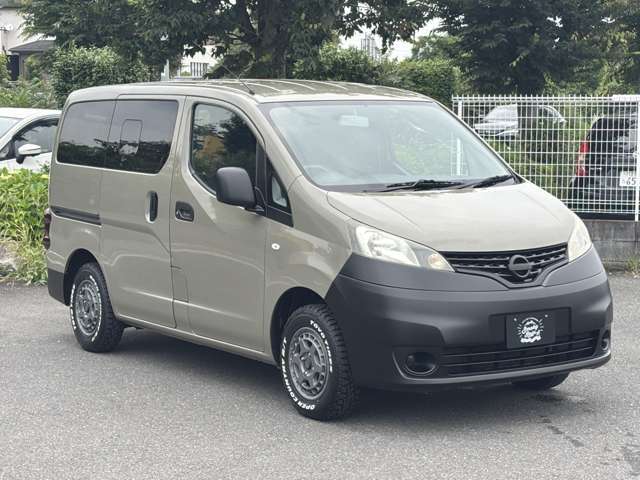 【右斜前】新品パーツを使用してカスタマイズしております。全塗装済の車両ですのでピカピカです！キャンプや釣りやサーフィンなど、アウトドアに似合うカスタムカー作りを行っています。