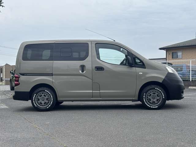 【右】出来るだけ良質な車を仕入れ、傷やへこみを全て修理し、自社全塗装をしております。