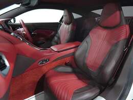 納車前に自社工場にて入念に納車前整備を施します。プレミアム輸入車専門店ならではのノウハウで、消耗品の交換はもちろん、その車種の弱点を押さえた整備も好評です。