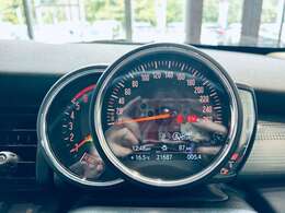 【スピードメーター】『スピードメーター』の画像になります。メーターがシンプルで見やすく運転しやすいですね！