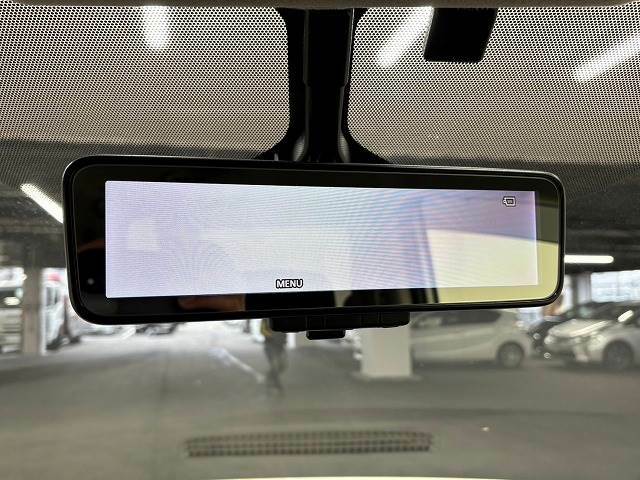 【スマート・ルームミラー】車両後方のカメラ映像をミラー面に映し出すので、車内の状況や、天候などに影響されずいつでもクリアな後方視界が得られます。