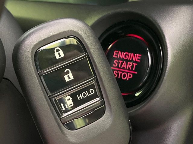 【Hondaスマートキー】カバンやポケットに入れたままでもドアの施錠・解錠が可能なスマートキーを装備。エンジンのオン・オフ時もカギを取り出す必要が無いからとっても便利です♪
