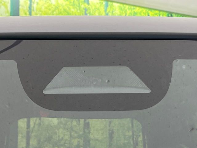 【ホンダセンシング】走行中に前方の車両等を認識し、衝突しそうな時は警報とブレーキで衝突回避と被害軽減をアシスト。より安全にドライブをお楽しみいただけます。