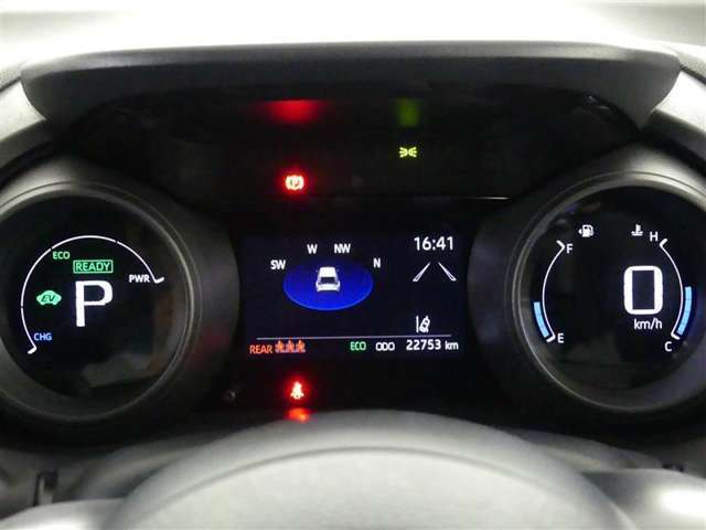 とっても見やすいメーターです。夜間時はラグジュアリーな気分にさせてくれる照明が魅力ですので、夜のドライブも楽しみになりますよ♪
