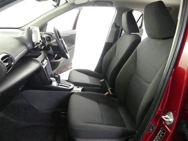 高いホールド性で運転姿勢が安定します。長距離ドライブでも疲れにくいのが魅力です。快適なドライビングライフをお送りください♪