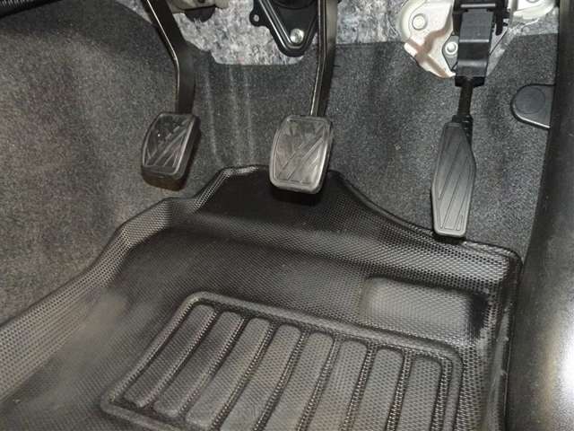 足元回り・フロアマットもしっかり洗浄しております。