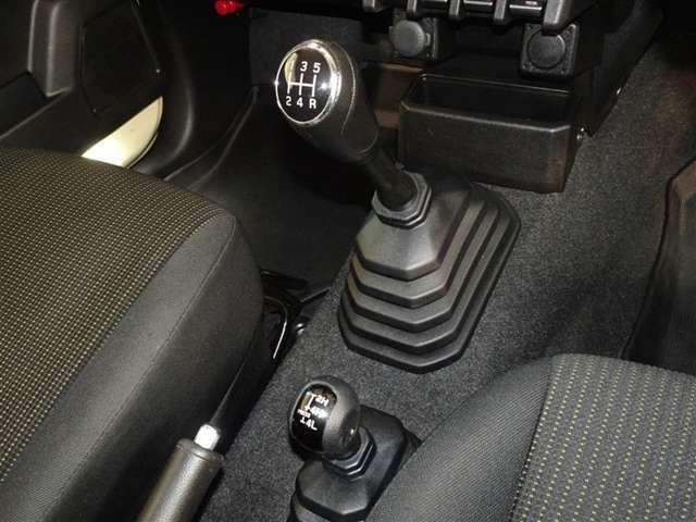 フロア5速マニュアル車です。
