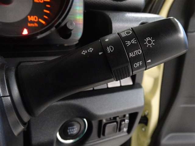 コンライト（オートライト）を装備してます。周囲の明るさによってヘッドライトの点灯・消灯を自動で切り替えます。