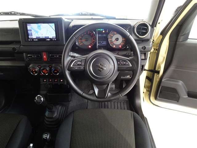 革巻きステアリングで快適な操作性の運転席です。