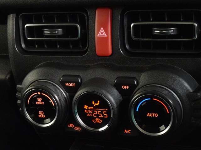車内を快適に、オートエアコンを装備しています。