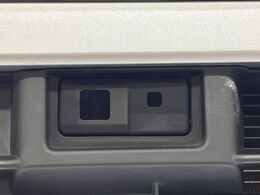 【スマートアシスト】走行中に前方の車両等を認識し、衝突しそうな時は警報とブレーキで衝突回避と被害軽減をアシスト。より安全にドライブをお楽しみいただけます。