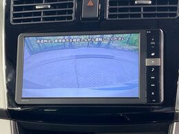 【バックカメラ】駐車時に後方がリアルタイム映像で確認できます。大型商業施設や立体駐車場での駐車時や、夜間のバック時に大活躍！運転スキルに関わらず、今や必須となった装備のひとつです！