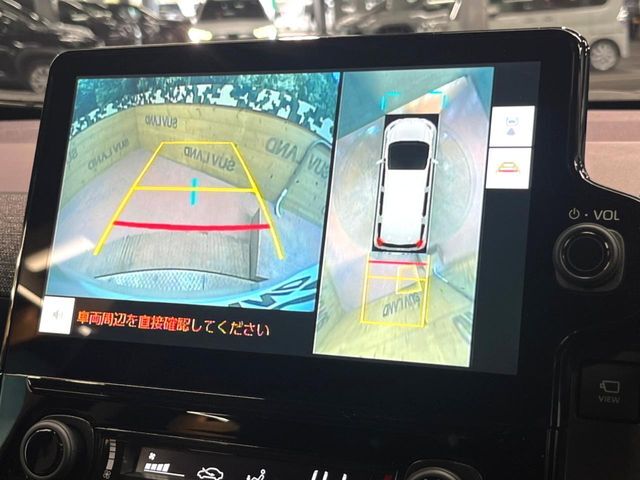 【パノラミックビューモニター】専用のカメラにより、上から見下ろしたような視点で360度クルマの周囲を確認することができます☆死角部分も確認しやすく、狭い場所での切り返しや駐車もスムーズに行えます。