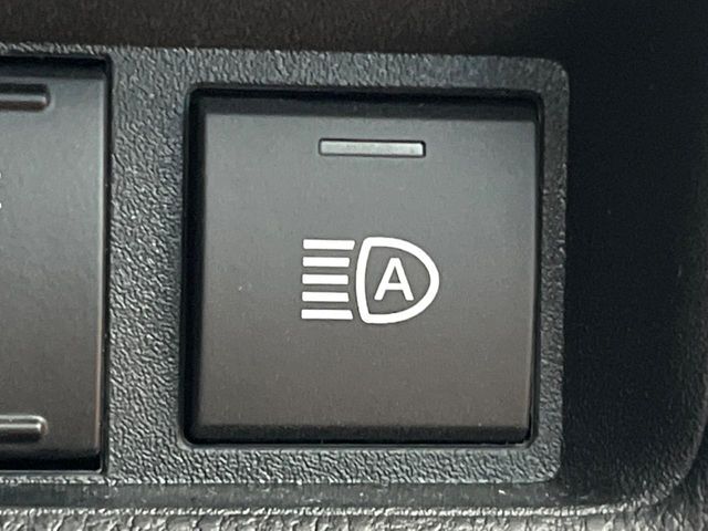 【オートマチックハイビーム】夜間の安全走行に役立つ便利な機能！先行車や対向車を検知し、ハイビームとロービームを自動で切り替えてくれます♪