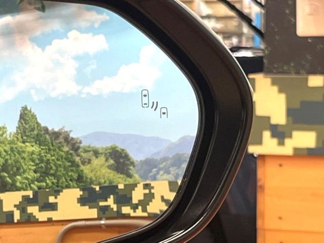 【ブラインドスポットモニター】走行中、ドアミラーの死角になりやすい箇所に後続車が接近するとサイドミラーのレンズに警告を表示！ドライバーに注意喚起をしてくれます。