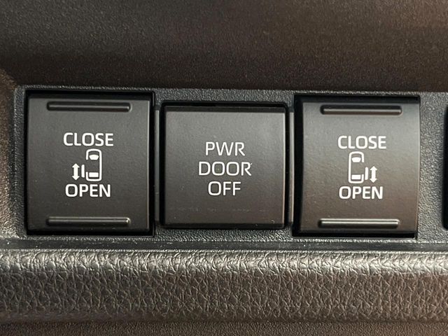 【両側パワースライドドア】スマートキーや運転席のスイッチで後席両側スライドドアの開閉が可能♪電動だから力を入れてドアを開ける必要が無く、小さなお子様でも簡単に開け閉めでき快適です♪