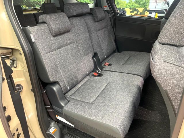 後部座席も気になるようなキズ・汚れやへたり等、大きなダメージはなく、良好な状態です。