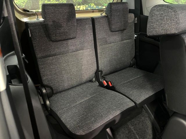 3列目シートはもちろん状態良好☆大人でもゆったりと座って頂けますので、大人数でのお出かけもラクラクです♪ご家族で、気の知れた仲間で、ドライブに行くのが楽しみですね♪