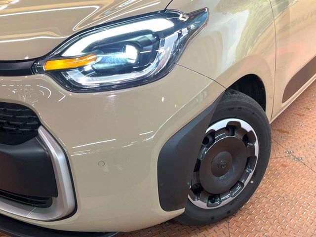 【LEDヘッドライト】悪天候や夜間走行時も良好な視界を確保し安心して運転できる高輝度LEDヘッドライトを装備！点灯速度が早く、消費電力も抑えられています。