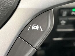 【車線逸脱抑制機能】高速道路走行時、車線からはみ出しそうな時にステアリングを制御し車線内を走行する様にアシスト。より安全な運転をサポートしてくれます！